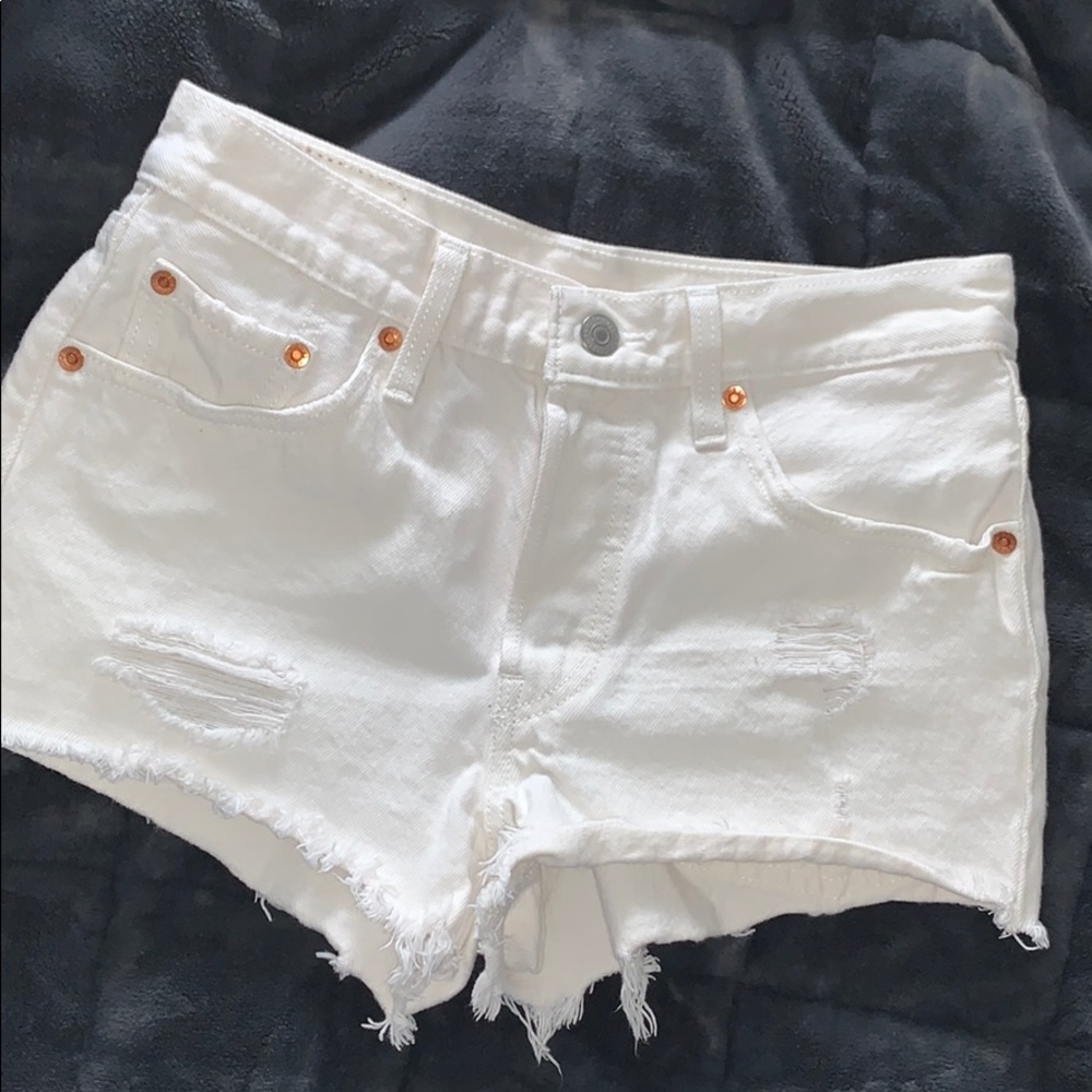 Levi’s 501 high waisted denim shorts🤍